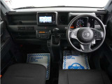 運転にかかわる様々な操作を安全に行えるように視点移動が少なく、操作性に配慮されたスイッチ類が凝縮されたコクピットです。