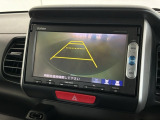 リバースギアに入れるだけで後方の表示へ切り替わります。夜間や雨の日の駐車も楽になりますよ。