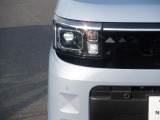 【LEDヘッドランプ】ハロゲンヘッドランプの約2倍の光量でより明るく遠くを照射。視認性、長寿命、省電力に優れ、スタイリッシュな白光色も魅力