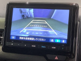 リバースギアに入れるだけで後方の表示へ切り替わります。夜間や雨の日の駐車も楽になりますよ。