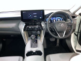 運転席周りのレイアウトをご覧ください。ナビゲーションが綺麗に装着されすっきり収まってますね!