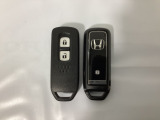 スマートキーを装備しています。鍵を差し込むことなくドアロックの開け閉めと、スタートボタン操作でのエンジンスタートができます。スペアキーも同じものを用意しております。