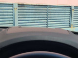 運転視界の遠方上方に虚像を投影することで前を見ながら情報の視認ができます。本当にドライバーが必要な情報を適切に伝え、楽しんで頂くことを考えた新世代装備です。※虚像は2.6m前方に浮かぶイメージです。