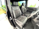 運転席まわりには十分なスペースがあり、大柄な方でもゆったり運転していただける環境です。