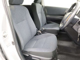 運転席の写真です!座り心地も良さそう、あなたのドライビングポジションをガッチリ支え、心地よい安心感で、ロングドライブもらくらく??