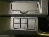 VSA装備車です。VSAはドライバーの操作と車の動きを見守っています。もし車の挙動が乱れたとき、4輪別々にブレーキをかけたり、エンジンパワーをしぼることによって車を安定させます。
