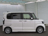 両側スライドドアを装備、ドアノブ操作はもちろん、運転席やスマートキーからの操作も可能。障害物が挟まれた時は反転する安全機能付きでお子様のいらっしゃるご家庭でも安心です。