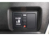 片側パワースライドドア付で、挟み込み防止機能によりお子様の乗り降りも安心!車内・車外のドアハンドルからはもちろんのこと運転席スイッチやリモコンキーからも開閉操作が可能で大変便利な装備となっております!