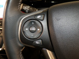 【ステアリングリモコン】ステアリングにオーディオ調節可能なスイッチが装備されていますので運転中でも視線をそらさずにオーディオの調節が可能です!
