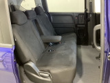 2列目シートは背もたれの角度調節ができるベンチシートになっております。長距離運転になってもゆったりとできるようにアームレストがついてます。