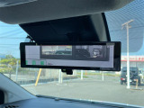 【 デジタルインナーミラー 】車両後方カメラの映像をミラーに映すことが出来ます! そのため、後席に人や荷物があって後方が見えづらい場合でもしっかり視界を確保することが出来ます!//