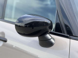 MINIの電動格納サイドミラーは、スイッチ操作でスムーズに開閉でき、狭い駐車場でも安心して扱えます。車体との一体感あるデザインで、利便性とスタイリングを両立した装備です。