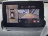 車両の前後左右にある4つのカメラを合成することで、まるでご自身のクルマを空から見ているような俯瞰での映像を映し出してくれます。バック時ももちろんのこと、前進時に視界の悪い交差点でも役に立ちますね。