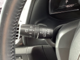 レバーをAUTOの位置にしているとき、レインセンサーが雨を感知すると、雨量に応じてワイパーが自動で作動してくれるオートワイパーを装備!設定変更で非作動にすると、間欠作動に固定されます。