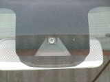 前方の車両を検知。 エマージェンシー(衝突軽減)ブレーキ装備