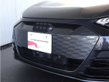 ひと目でAudiとわかるデザインは速度無制限のアウトバーンで高性能なAudiが後方から迫った時にも、前走車のドライバーがインテリアミラー越しに瞬時に識別できます。安全性の面においても重要な役割を果たしています