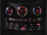 MINIの内装はとにかく『円』に拘ったデザインコンセプトが一目で伝わってきます。これほど円形に拘った車は他に御座いません。伝統のデザイン、トグルスイッチなど遊び心のある内装で御座います。