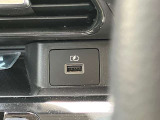 USB充電端子がシフトノブ後方に装備されております。