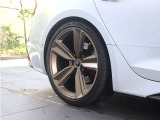 ●オシャレは足元からといいますが、車も同じく足元のエレガンスさで全体のイメージが変わります。