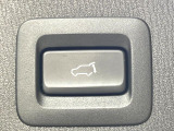 【パワーバックドア】スマートキーや運転席のボタンを押すだけでリアゲートが自動で開閉します!荷物を持っている時や、高い位置にあるバックドアを閉める際に便利な機能です♪