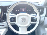 【ステアリングスイッチ】運転中、前方から目線をそらさずにオーディオ等の操作ができるよう、適切に配置されたスイッチ類。安心&快適なドライブを演出してくれる便利な機能です。