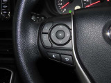 【ステアリングスイッチ】運転中に視線を前に向けたまま画面の操作できます。