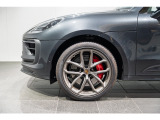 21インチ GT Design ホイール(サテンプラチナ塗装)搭載です。
