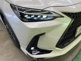 【三眼LEDヘッドライト】スタイリッシュな見た目の三眼LEDヘッドライトを装備♪スタイルだけでなく、夜間の走行も視界良好で安心してお乗りいただけます。