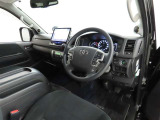 シンプルで使いやすいデザインの運転席です。