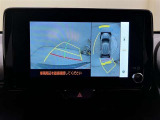 パノラミックビューモニター付きです。車両を上から見たような映像をディスプレイオーディオ画面に表示。運転席からの目視だけでは見にくい、車両周辺の状況をリアルタイムでしっかり確認できます。