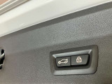 ボタン1つでリアハッチの開閉が可能です。またコンフォートアクセスが付いていれば鍵をポケットに入れた状態でキックで開閉も可能です。