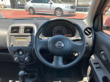 シンプルな造りの運転席廻り