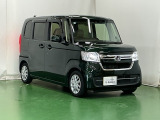 狭い駐車場でも、スライドドアならチャイルドシートへのお子さまの乗降や荷物の積載もスムーズ。とても便利な【両側電動スライドドア】ドアハンドを少し引くだけでリアドアが自動開閉します。