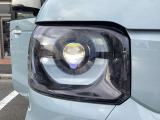 【LED・HIDヘッドライト】 ハロゲンヘッドライトに比べて大光量で、遠方視認性を向上させてくれる為、悪天候や夜間の運転をより安全にサポートしてくれます