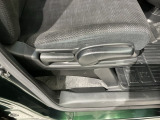 シートハイトアジャスターが付いているので運転姿勢を調整するのに便利ですね。身長に合ったシートポジションは安全運転や疲労軽減にもつながります。
