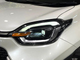 【LEDヘッドライト】悪天候や夜間走行時も良好な視界を確保し安心して運転できる高輝度LEDヘッドライトを装備!点灯速度が早く、消費電力も抑えられています。