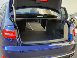 開口部が低く設定されているので、荷物の積み下ろしがスムーズに行えます。更に分割可倒式リアシートの採用でシートのバックレストを倒すと、大きく長い荷物も積み込めます。