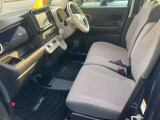 アームレスト付きの運転席は