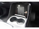 使い勝手の良いツインタイプのドリンクホルダーを装備。手元にはUSBポートやワイヤレス充電機能も備わり、スマートフォンの充電も快適です。