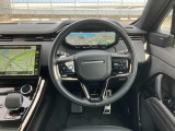 ムダのないインテリアデザインは運転席にお座りいただくと、上質なシートがお客様を包み込みます。ステアリングも握りやすい設計になっておりますのでとっさのハンドル操作も可能です。