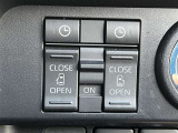 両側電動スライドドアのスイッチ付です。車内からもスイッチひとつで楽にドアの開閉が可能です。電動なので開閉時に力を使う必要がなく、半ドアになることもありません!