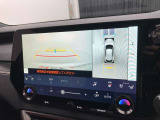 バックカメラの他に上から見下ろしたような画像が見れるアラウンド(全方位)モニター。前後左右を把握できる、すごい機能が装備されています!