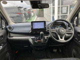 【運転席・インパネまわり】ハンドル・シート・フロアーなど隅々までプロによるクリーニング済み☆彡キレイな車内でドライブが一層快適にお楽しみいただけます!!