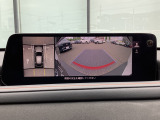 狭い場所での駐車やすれ違いなどでより的確な運転操作に役立つ360&deg;ビューモニターが装備されています。