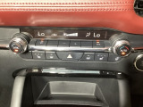 温度の設定のみで快適な風量やモードなどを自動調整してくれるフルオートエアコンを装備!