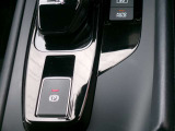 電動パーキングブレーキ装備!また、オートブレーキホールド機能もありますので、停車時ブレーキペダルから足を離してもブレーキ力を保持しているので動き出しません。(アクセルペダルを踏むと解除され発進します)