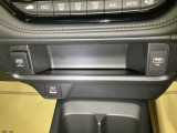 スマートフォンなどの充電に便利なUSBジャック。運転席からも助手席からも使いやすいです。