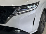 【LEDヘッドライト】悪天候や夜間走行時も良好な視界を確保し安心して運転できる高輝度LEDヘッドライトを装備!点灯速度が早く、消費電力も抑えられています。