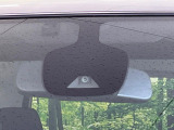 【エマージェンシーブレーキ】走行中に前方の車両等を認識し、衝突しそうな時は警報とブレーキで衝突回避と被害軽減をアシスト。より安全にドライブをお楽しみいただけます。