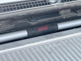 【STIタワーバー】お車の剛性を高めるタワーバーを装備。よりスムーズなコーナリング走行が可能となり、走りも楽しめます。